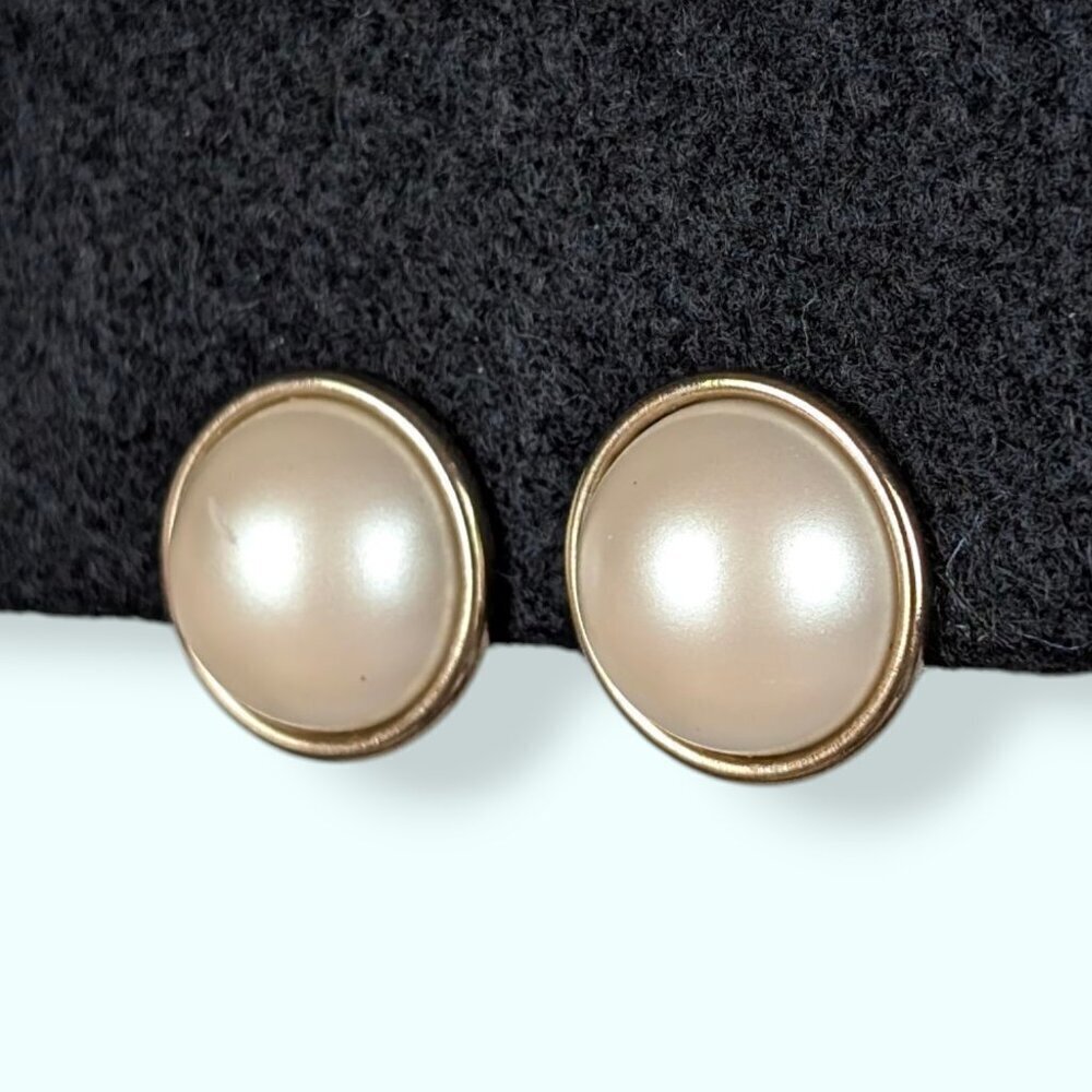 Vintage Pearlescent Cabochon Round Earrings